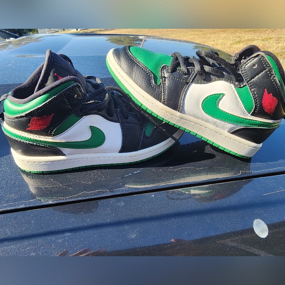 Jordan 1 mid Pine Youth size 2 like new 2019 nike